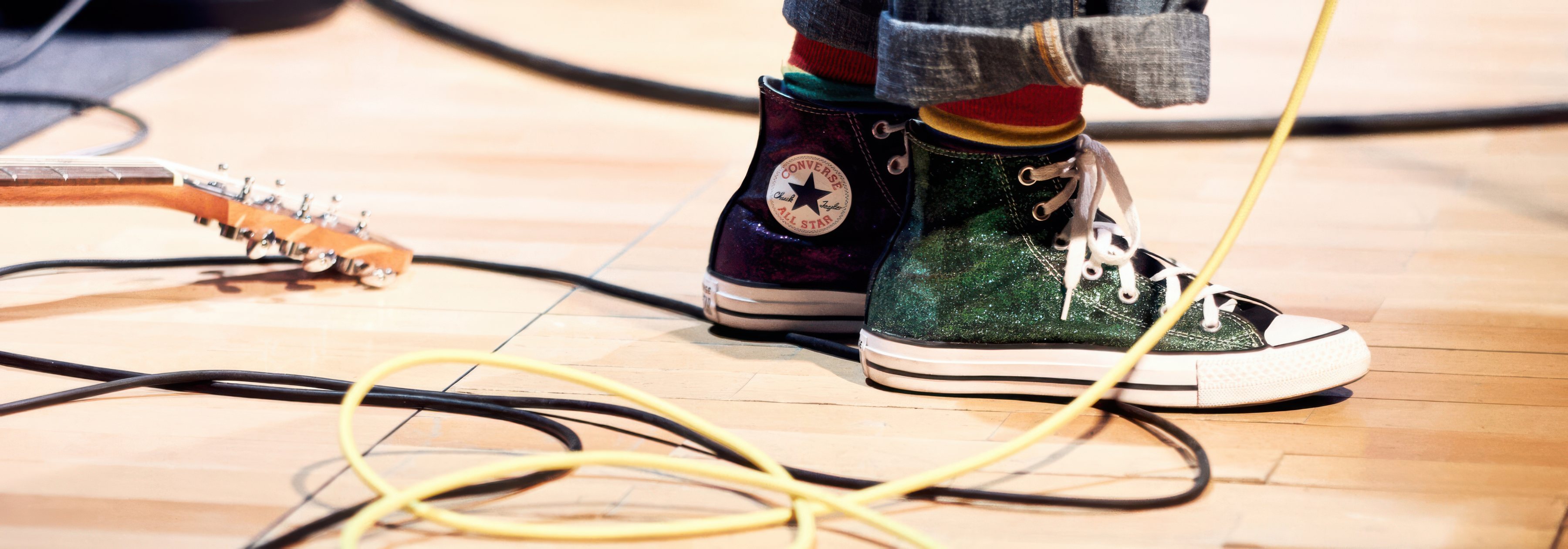 Bühnenschuhe, Instrumentenkabel und eine E-Gitarre.