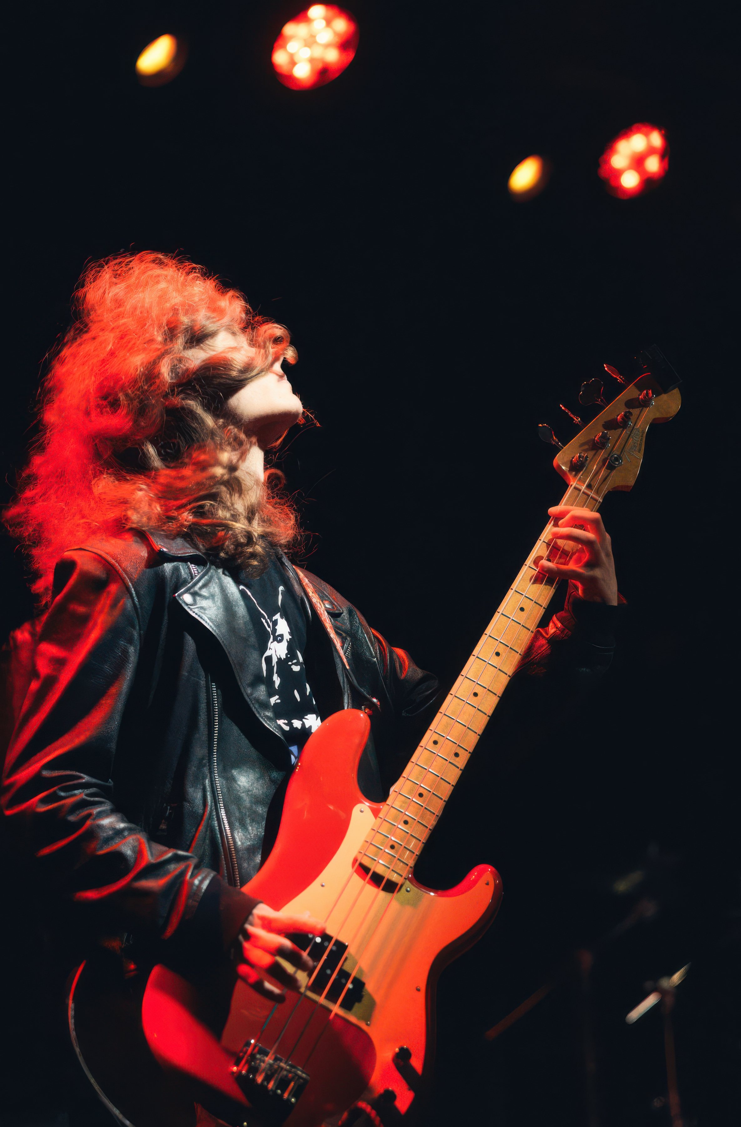 Bassist beim Auftritt, Jazz&Pop 2025.